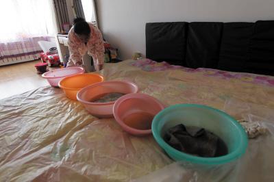 色达楼上漏水，住户失联，小区没物管，业主维权难！律师来支招……